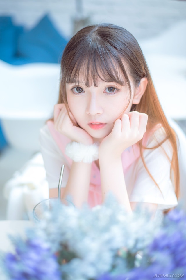 血腥的气息弥漫在躁动的空气里，关羽手中的青龙刀已经不知斩杀了多少敌人的首级，带着数十名校刀手死死地捍卫着一段城墙，荆州军能够攻上城墙的机会不多，所以一旦攻上城墙，原本如同绵羊一般温驯的荆州军，会瞬间化身成为最凶恶的豺狼虎豹。